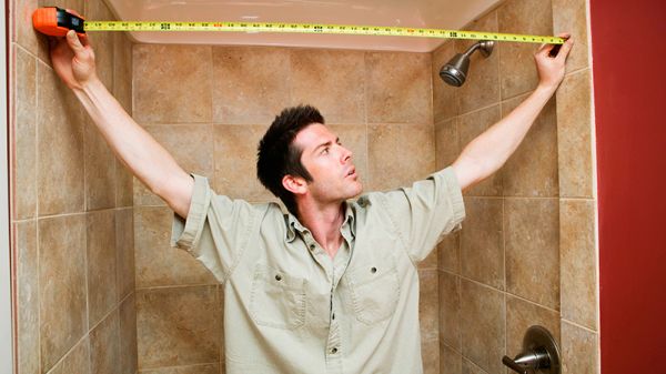 Чтобы сделать правильный расчет плитки, нужно измерить высоту и ширину стен ванной комнаты