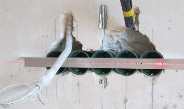 При монтаже электрической сети в ванной комнате проводку следует располагать скрытым способом