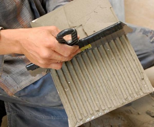 Правильно подобранная толщина слоя плиточного клея поможет сэкономить при укладке плитки