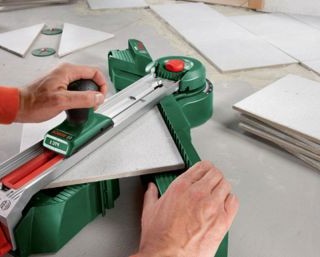 А вы умеете дома резать плитку для пола с помощью подручных инструментов?