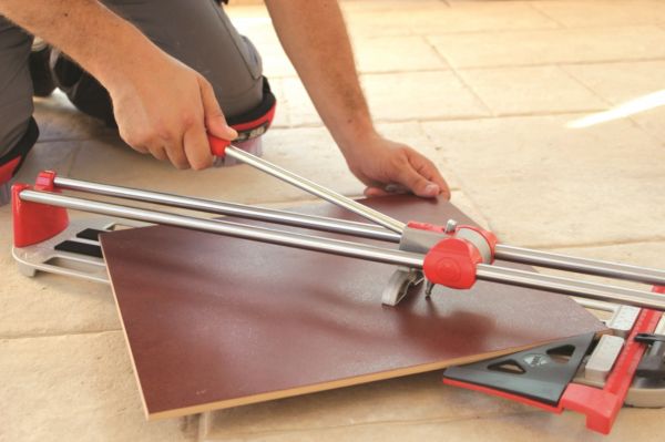 Ручной плиткорез предназначен для домашних работ небольшого объема