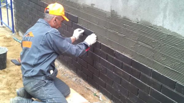 Укладка бетонной фасадной плитки мокрым способом