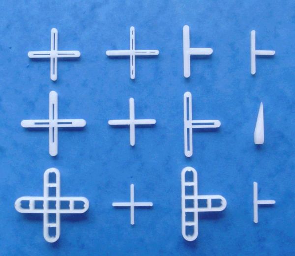Пластмассовые изделия крестообразной формы с четырьмя лопастями одинаковой толщины