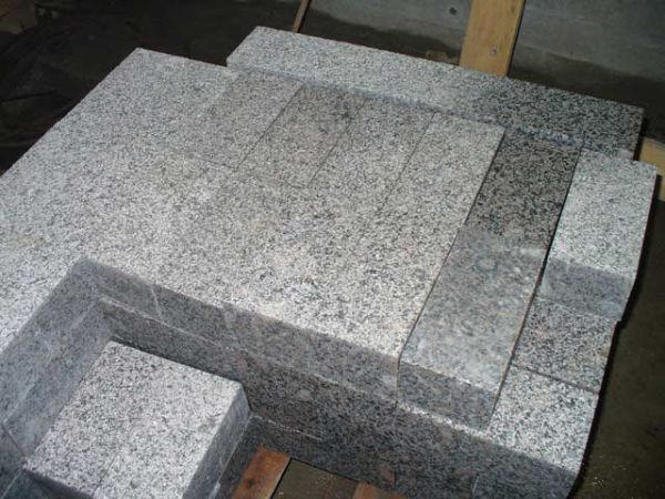 Гранитная брусчатка – это природный камень гранита, который подвергается механической обработке 
