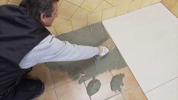 Перед укладкой плитки, старая поверхность должна быть тщательно очищена от жира, пыли и других загрязнений