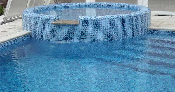 бассейн облицованный мозаикой